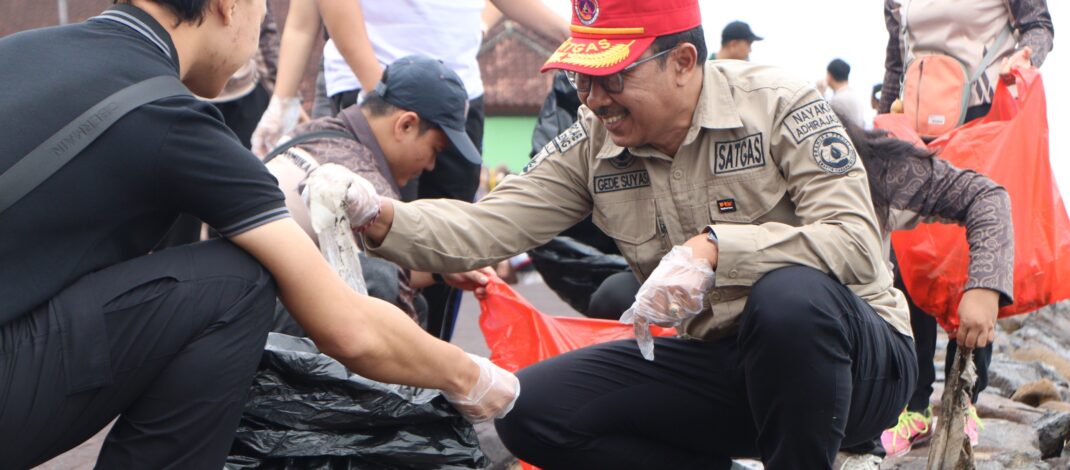 Sekda Buleleng Pimpin Bakti Resik Serentak dari Pantai Pengastulan