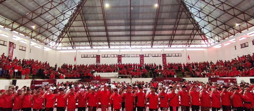 Koster Kukuhkan Ribuan Pengurus PDIP Buleleng hingga Tingkat Dusun