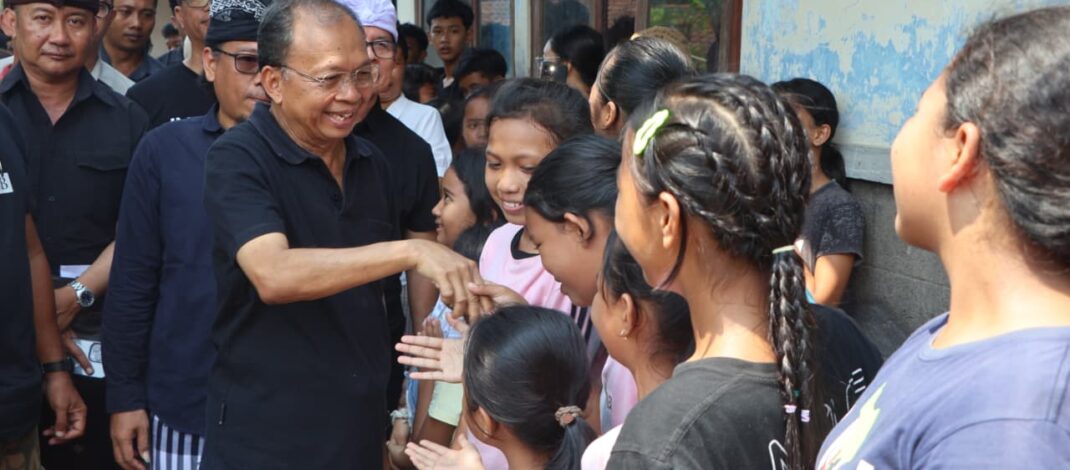 Tinjau Korban Banjir, Gubernur Koster Salurkan Rp 1,26 M untuk Perbaikan Rumah, Santunan Korban Meninggal, dan Pemulihan Jaringan Air Bersih