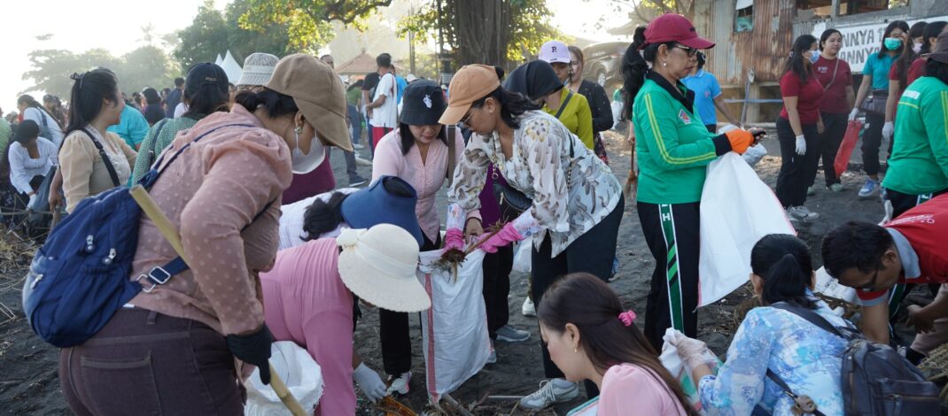 Semangat Kartini : Perempuan Bergerak, Pantai Bersih, Buleleng Bebas Sampah