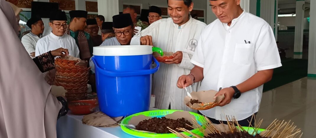 Wabup Buleleng Ramah Tamah di Masjid Agung Jamik, “Cicipi” Kuliner Idul Adha Kampung