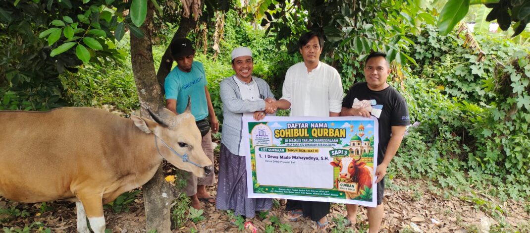 Ketua DPRD Provinsi Bali Salurkan Bantuan Sapi Qurban untuk Majelis Taklim Daarussalaam Desa Panji