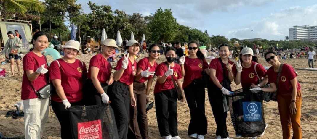 Mahasiswa Magister Ilmu Komunikasi Hindu UHN Sugriwa Gelar Aksi Bersih-bersih Pantai