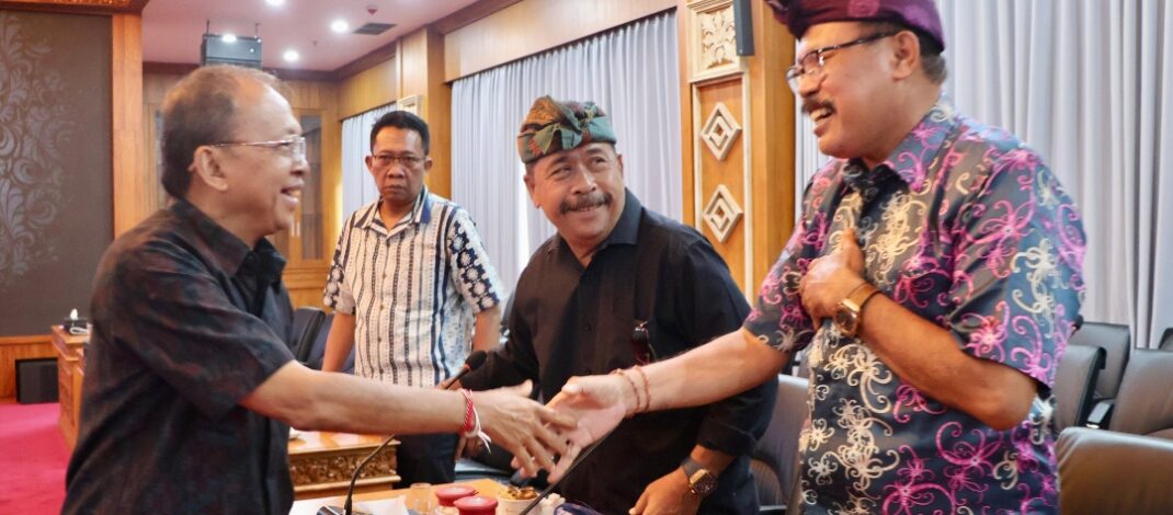 Gubernur Koster Serap Aspirasi Pelaku Usaha Taksi dan Dorong Percepatan Elektrifikasi Transportasi di Bali