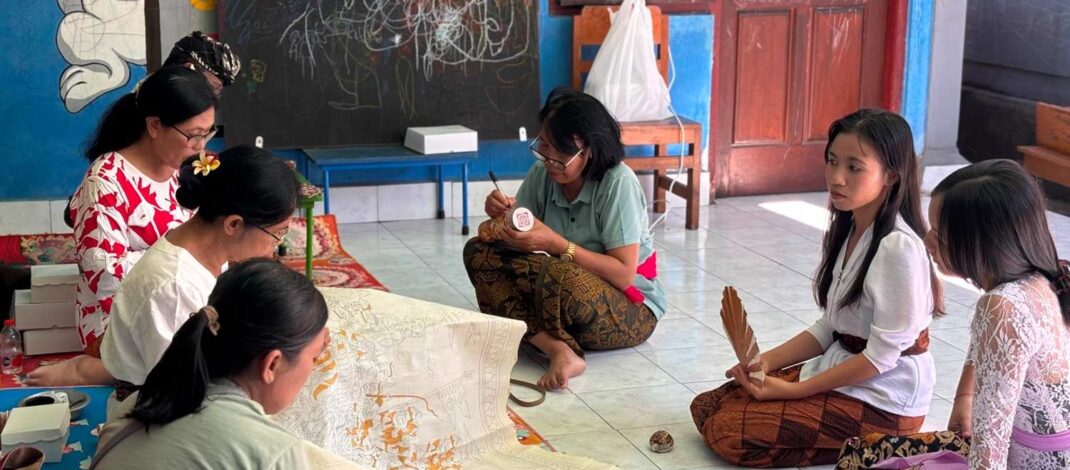 Undiksha Dorong Transformasi Ekonomi Pengrajin Wayang Kamasan melalui Inovasi Produk dan Pemasaran Digital