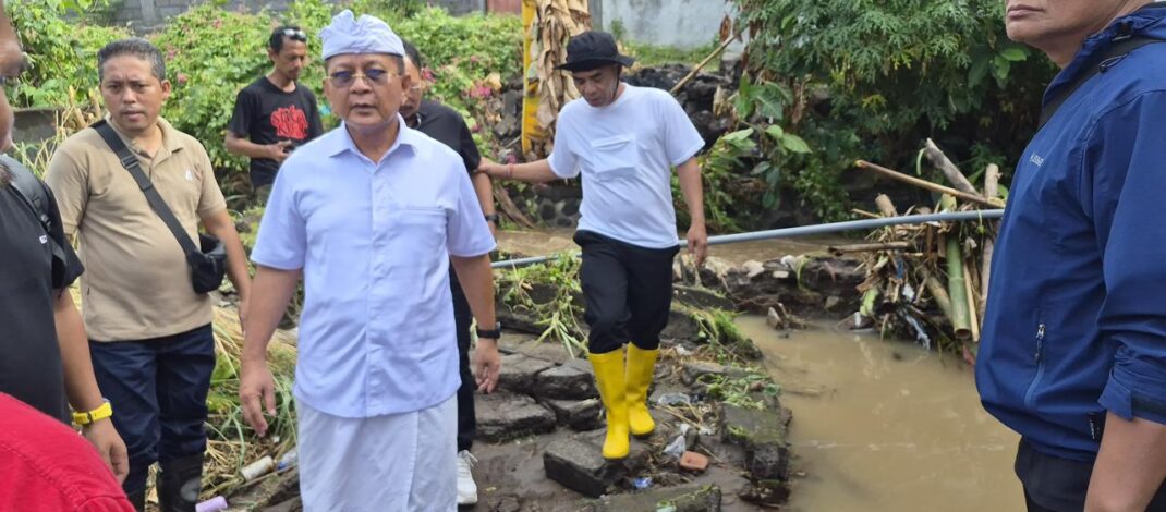 Tinjau Dampak Banjir di Baktiseraga, Bupati Sutjidra Tegaskan Sampah Jadi Masalah Utama Penyebab Banjir