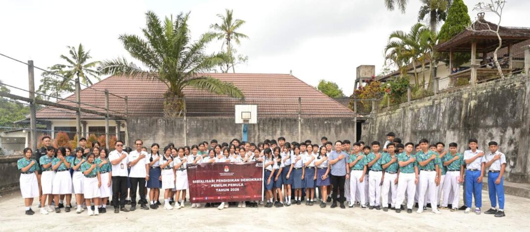 KPU Kabupaten Buleleng Berikan Pendidikan Demokrasi kepada Siswa SMAN 2 Busungbiu