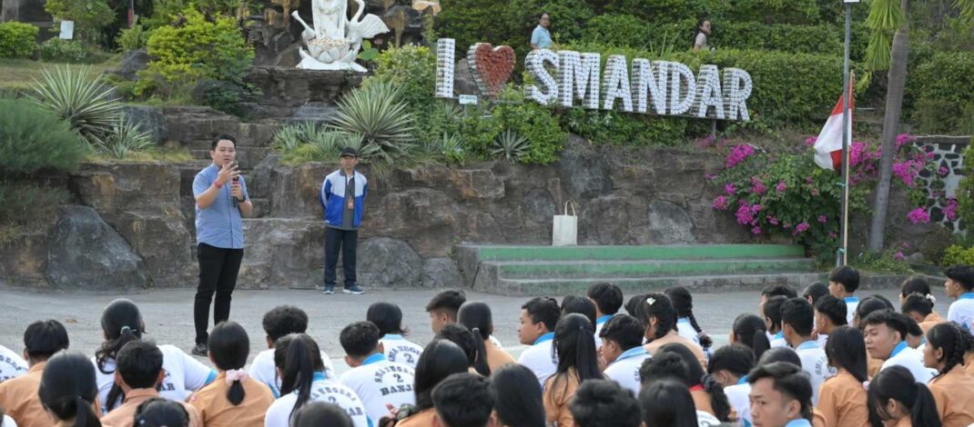 KPU Buleleng Berikan Edukasi Demokrasi kepada 629 Calon Pemilih Pemula di SMAN 2 Banjar