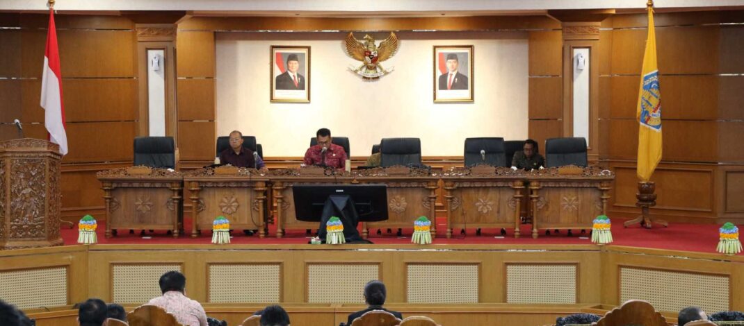 Gubernur Koster Sampaikan Dua Nota Keuangan di Paripurna DPRD Bali