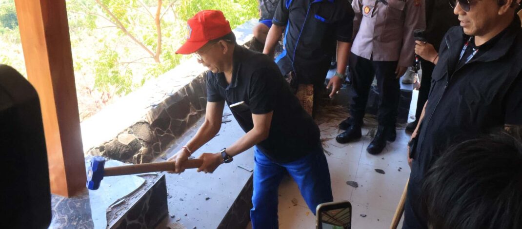 Gubernur Koster Pimpin Langsung Pembongkaran Bangunan Vila di Areal Perhutanan Sosial Hutan Desa Pejarakan
