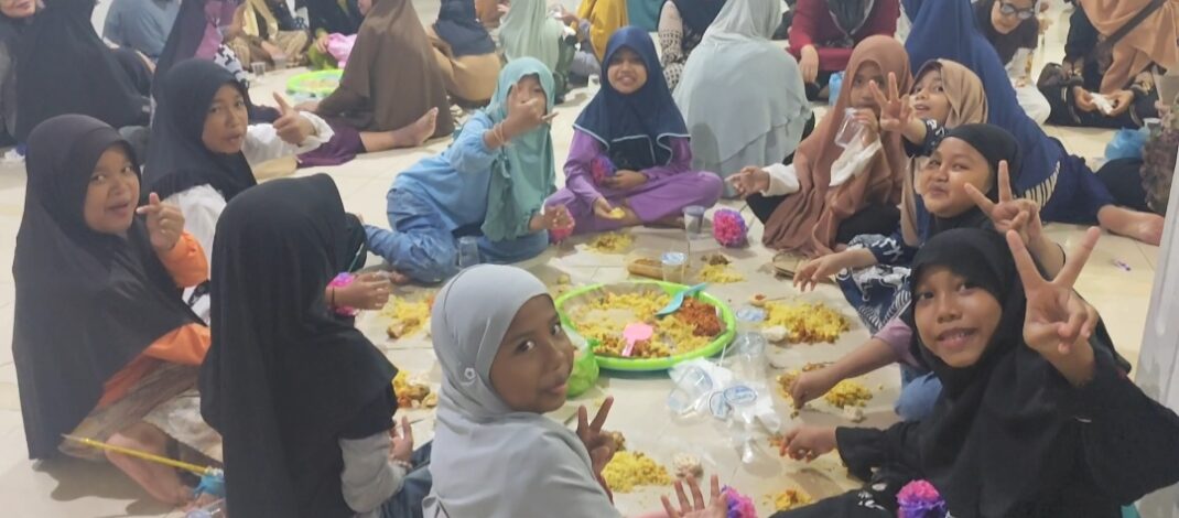 Sehari Maulidan di Masjid Agung Jami’ Singaraja, Pagi Kirab hingga Malam Megibung