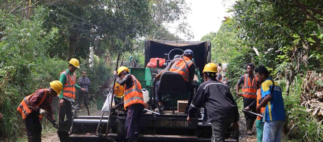 Wujud Komitmen Pemkab. Buleleng Rehabilitasi Jalan Dencarik–Munduk Siap Rampung Desember