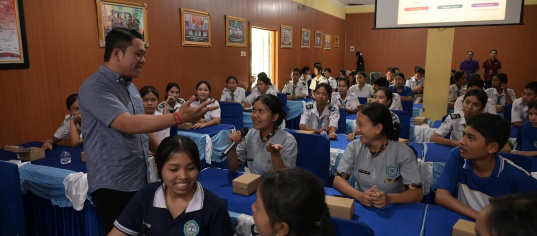 Menuju Pemilu Raya, KPU Buleleng Berikan Edukasi Demokrasi kepada Siswa SMAN 2 Tejakula