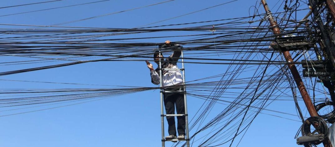 Jaga Estetika Kota, Kabel Fiber Optik Semrawut di Singaraja Ditertibkan