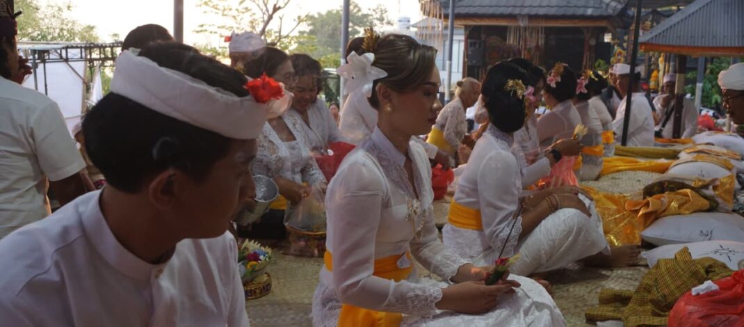 P2SKB Buleleng Gelar Metatah Massal, Tutik Kusuma Wardhani Serahkan 106 stel Pakaian