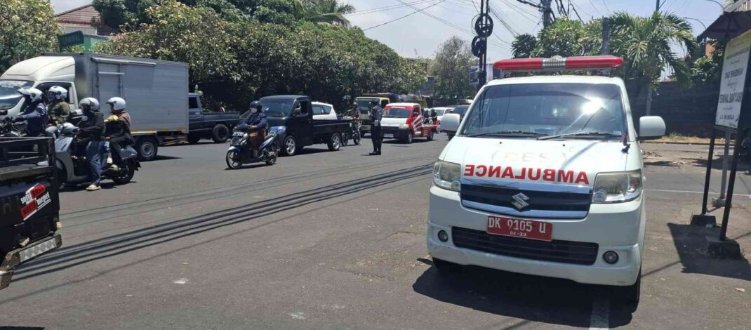 Antisipasi Warga Pingsan Antre BBM, Pemkab Buleleng Siagakan Ambulans di SPBU