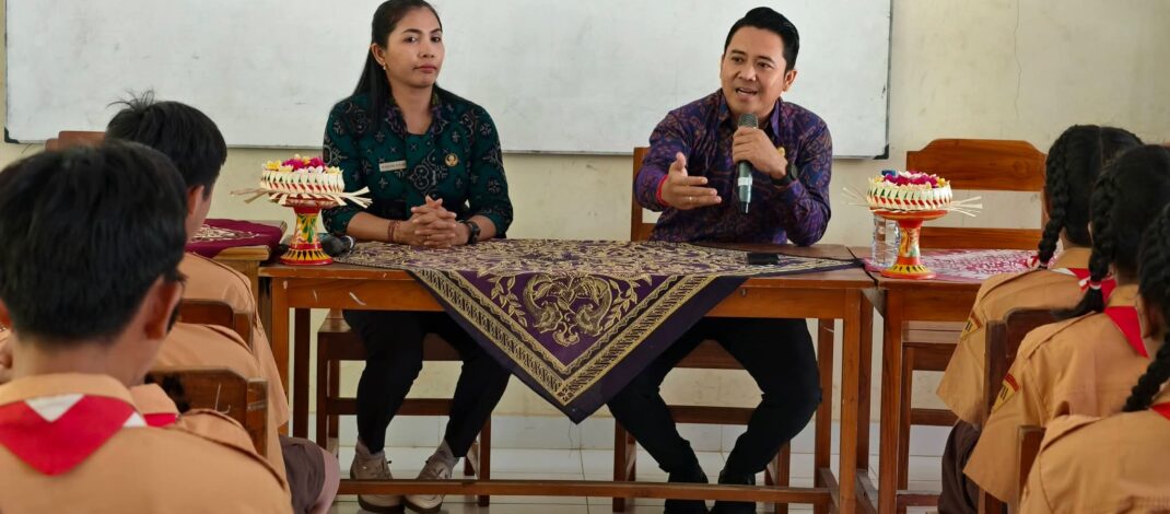 KPU Buleleng Kenalkan Demokrasi melalui Pemilos kepada Siswa SMP Negeri 6 Tejakula